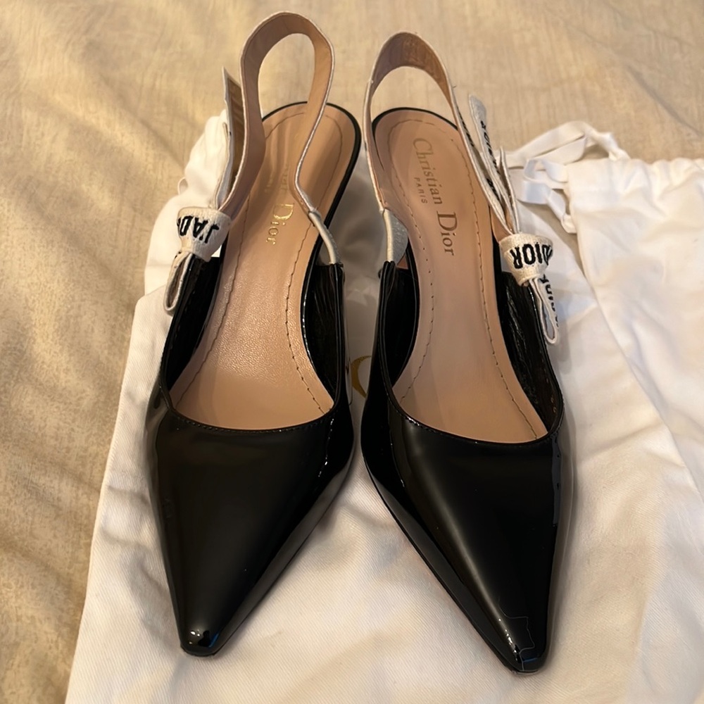 J'Adior Slingback Pump

Black Patent Calfskin
Reference: KCC201VNR_S900 - Picture 2 of 7